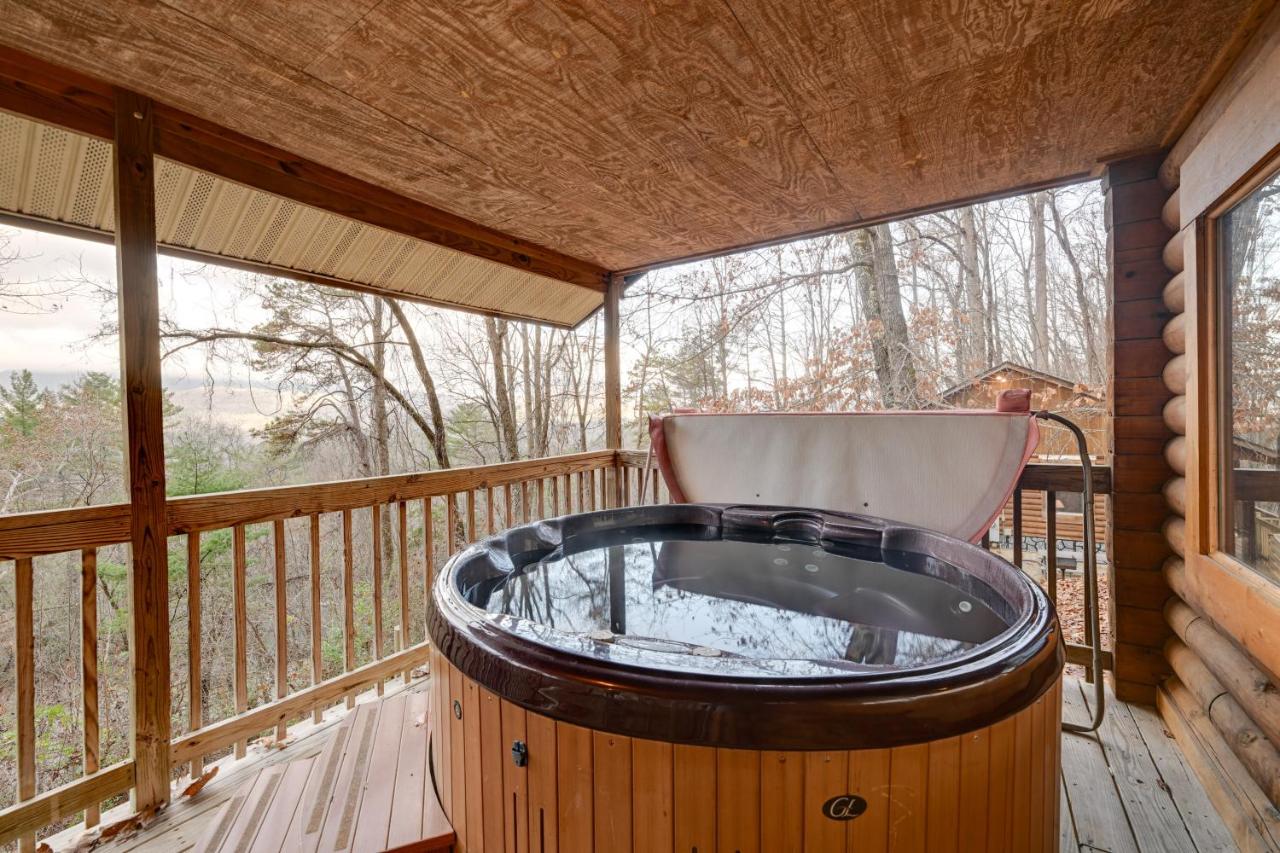 Cozy ‘Deer Glen' Cabin w/ Private Hot Tub & Porch! - Chambres d'hôtes Bryson City