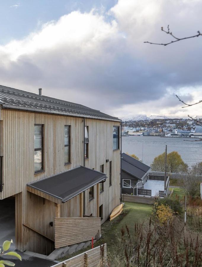 Modern 1-room apartment - right by the Arctic Cathedral and Fjellheisen - B&B