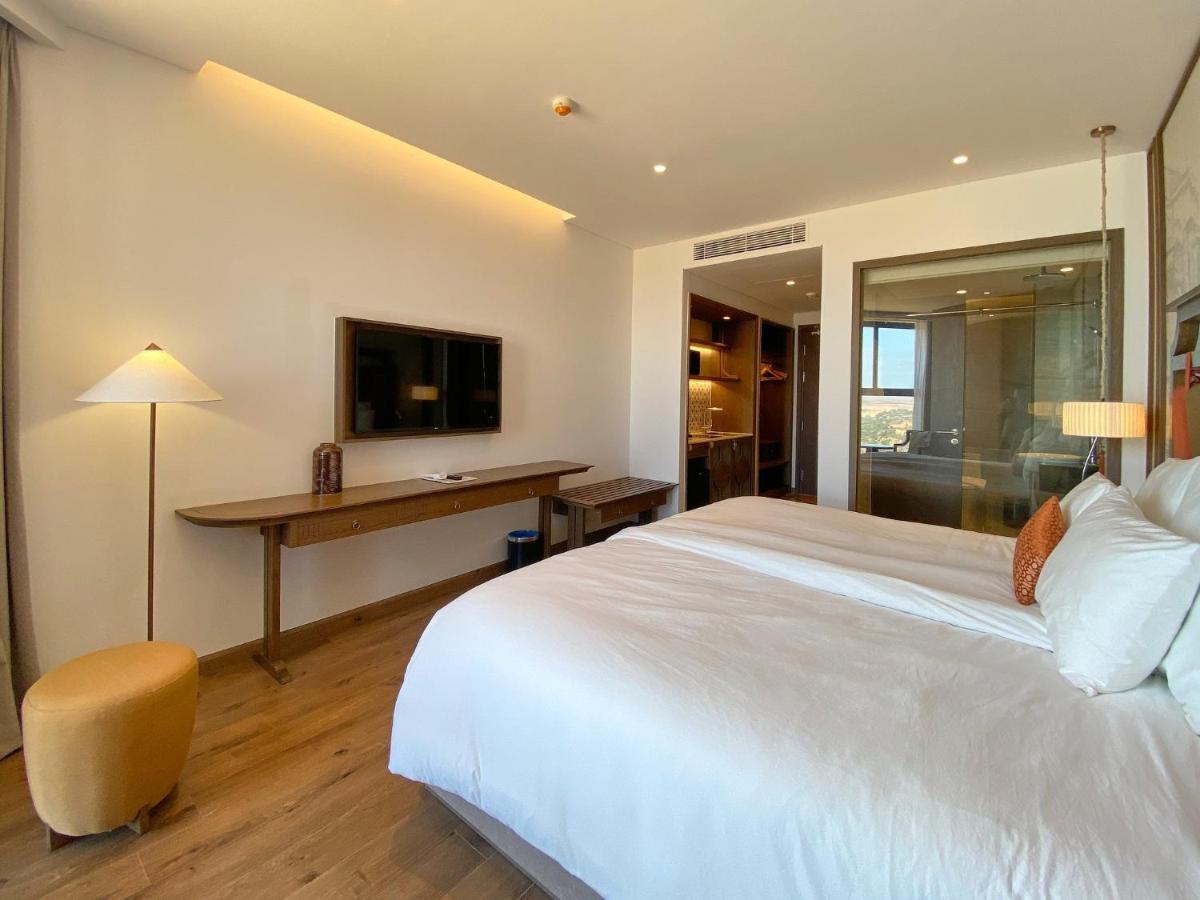 Zimmer mit Kingsize-Bett und Meerblick