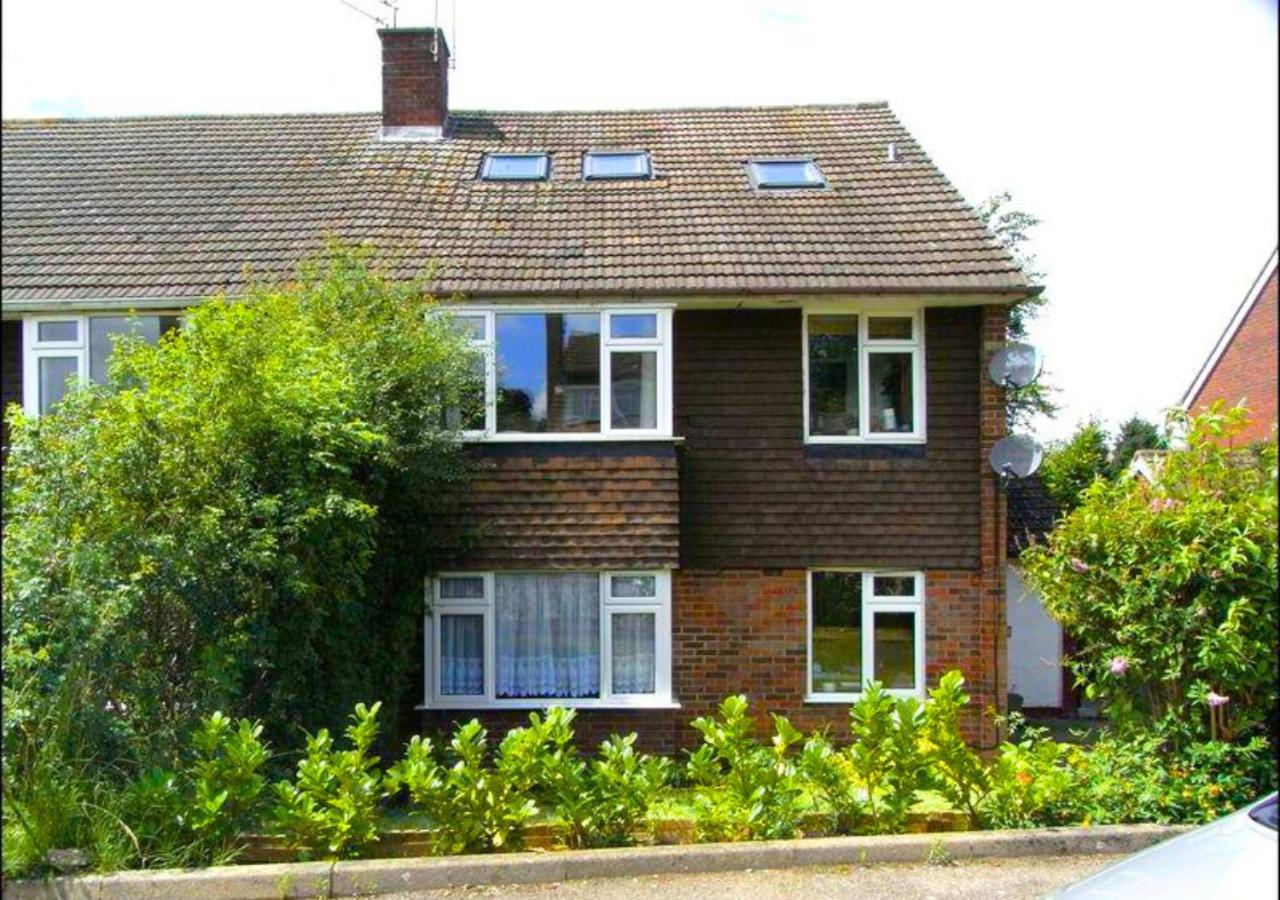 Aisiki Apartments at Barnet, Ground Floor, 2-Bedroom & 1-Bathroom, Pet Friendly Flat, Double Beds with Free WiFi - Chambres d’hôtes Barnet