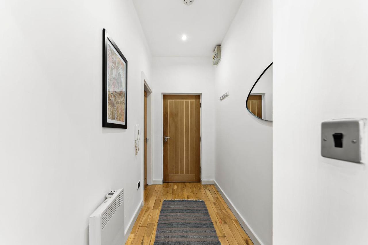 30 percent off! Simple 2 Bed in Central Dewsbury -Sleep 4 - B&B