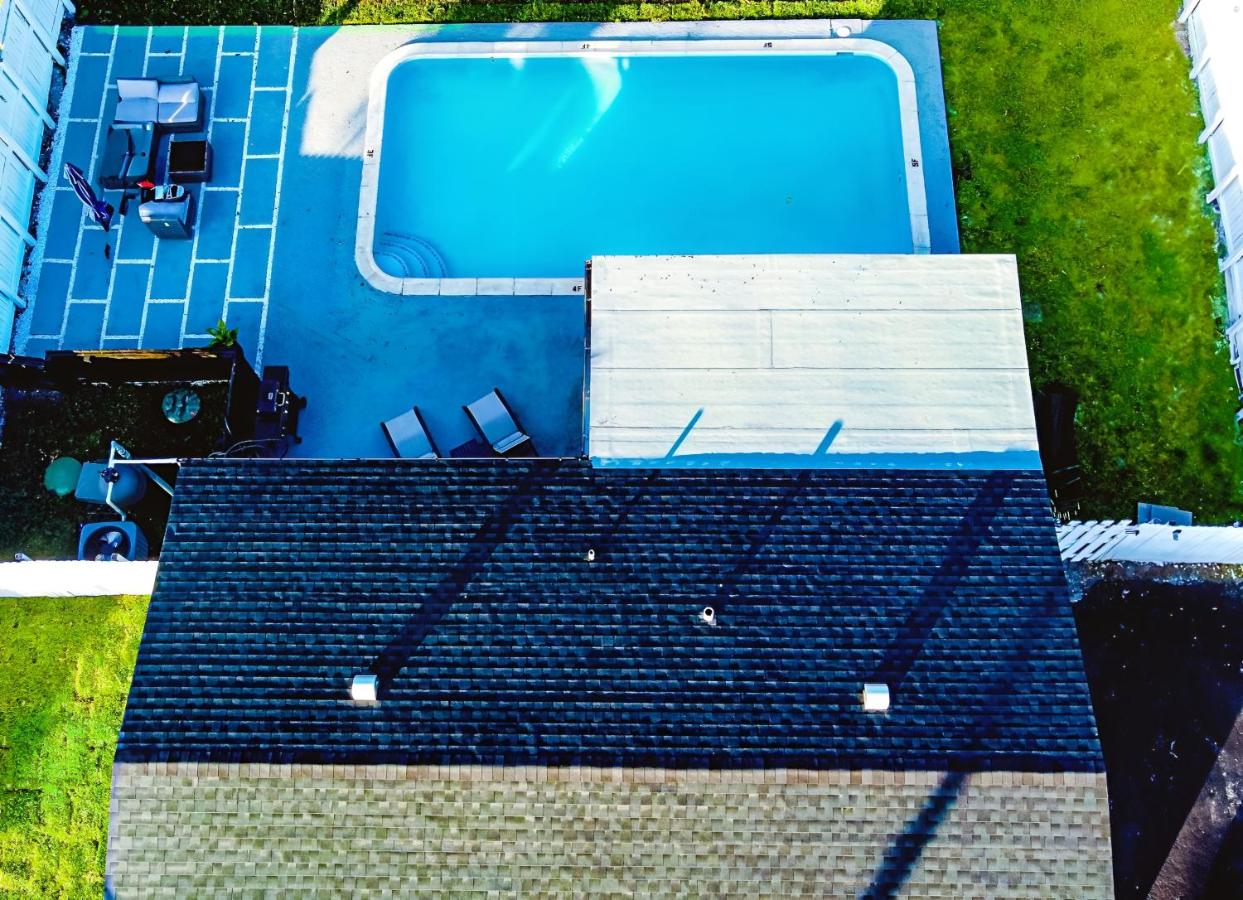 Stylish Pool Home - B&B