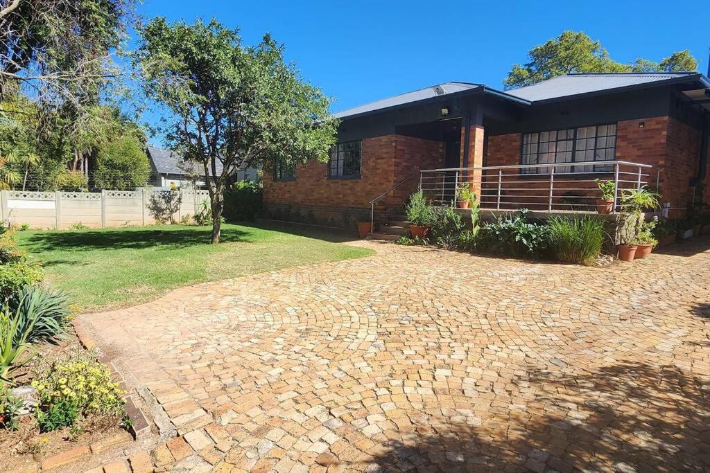 Leafy home in the heart of Linden with Pool - B&B