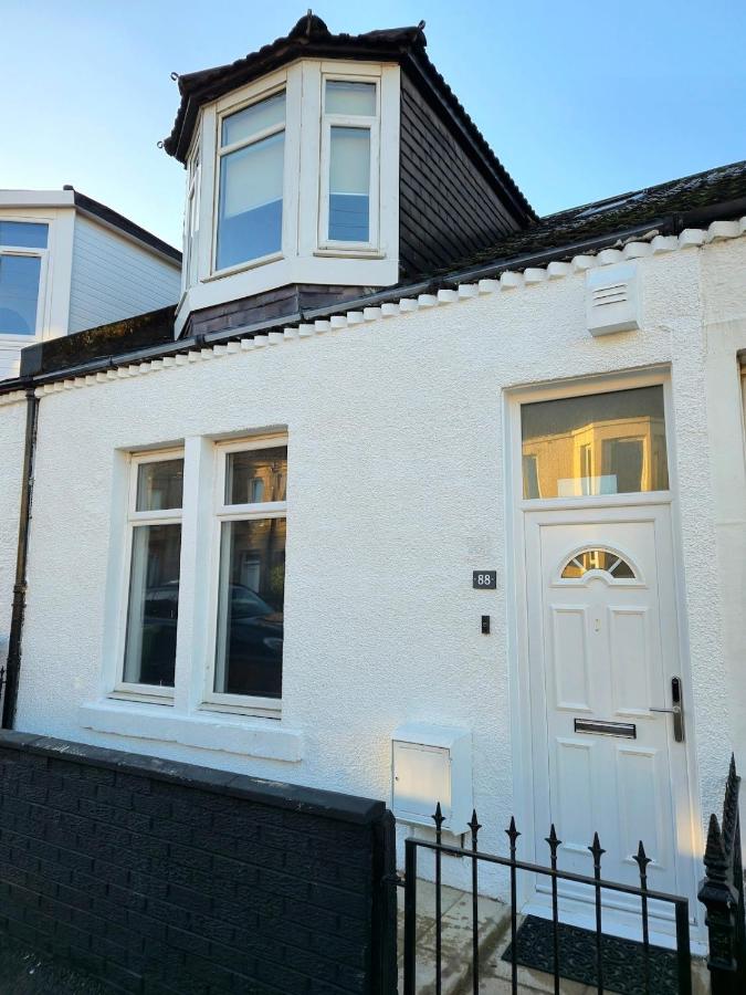 3-Bed Home in Glasgow - B&B