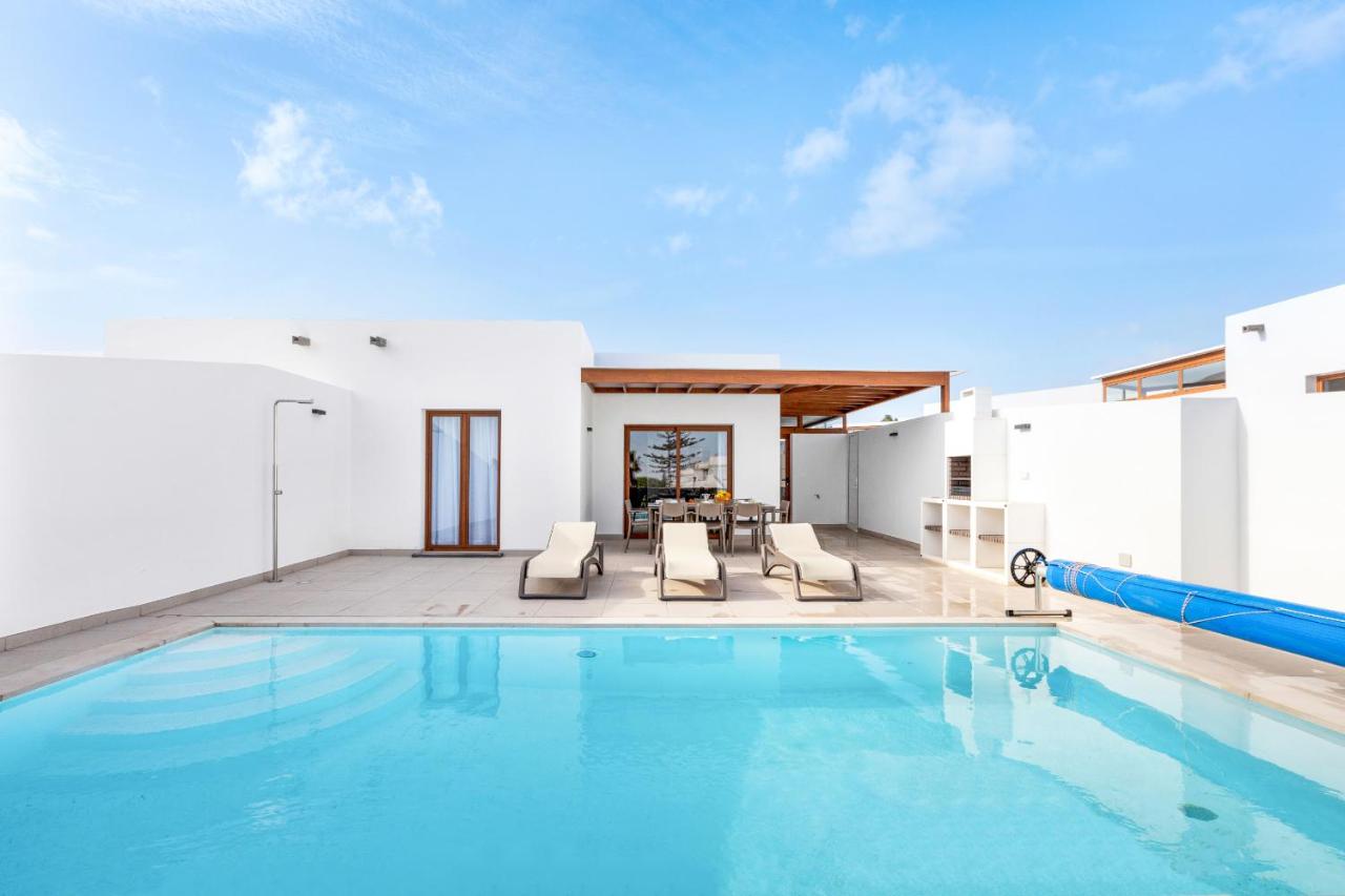 Villa Famara - VipVipVillas - Bed and Breakfast Playa Blanca