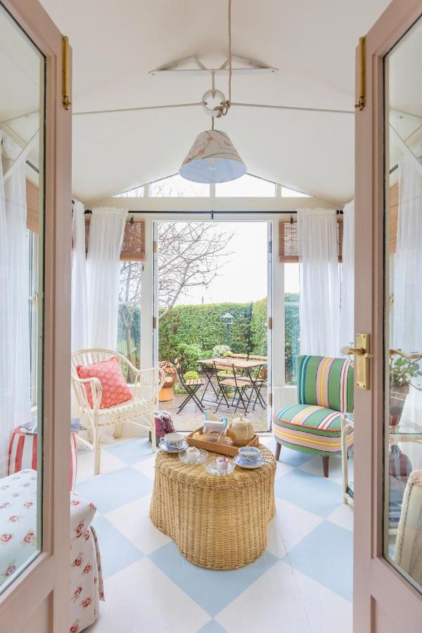 Pocket Cottage Luxury 18th Century Tiny Home in Picturesque Village with Pubs - B&B