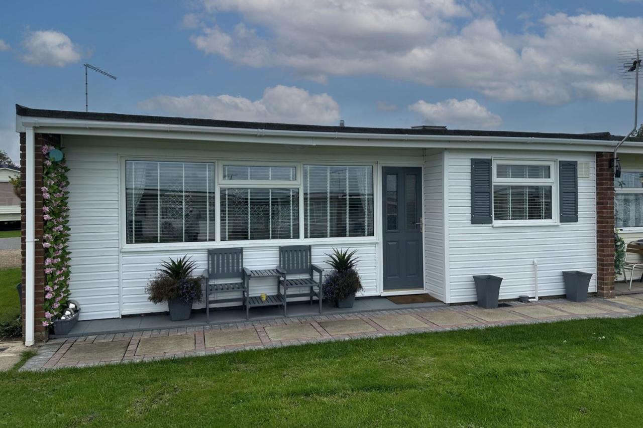 Dog friendly chalet in Hemsby by Winterton Cottages - B&B
