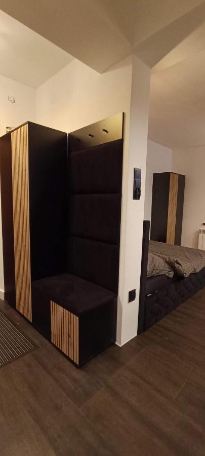 Studio Lit King-Size