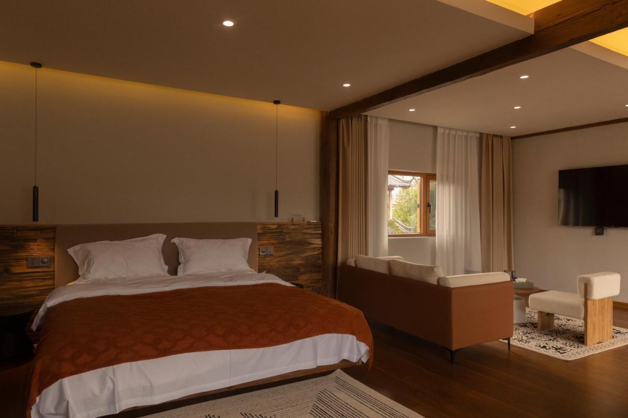 Habitación con cama extragrande y vistas al jardín 