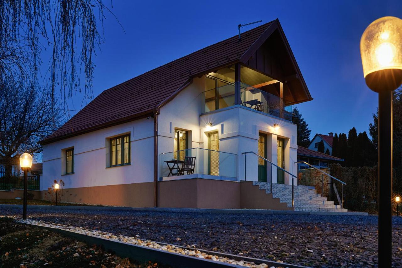 Rozmaring Vendégház - B&B
