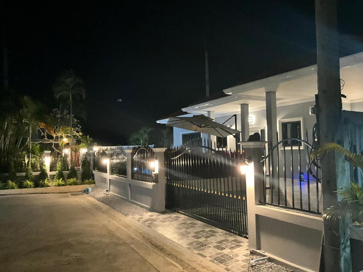 7 Minutes from Centre Orchid villa With Jacuzzi and Pool Table - Bed and Breakfast