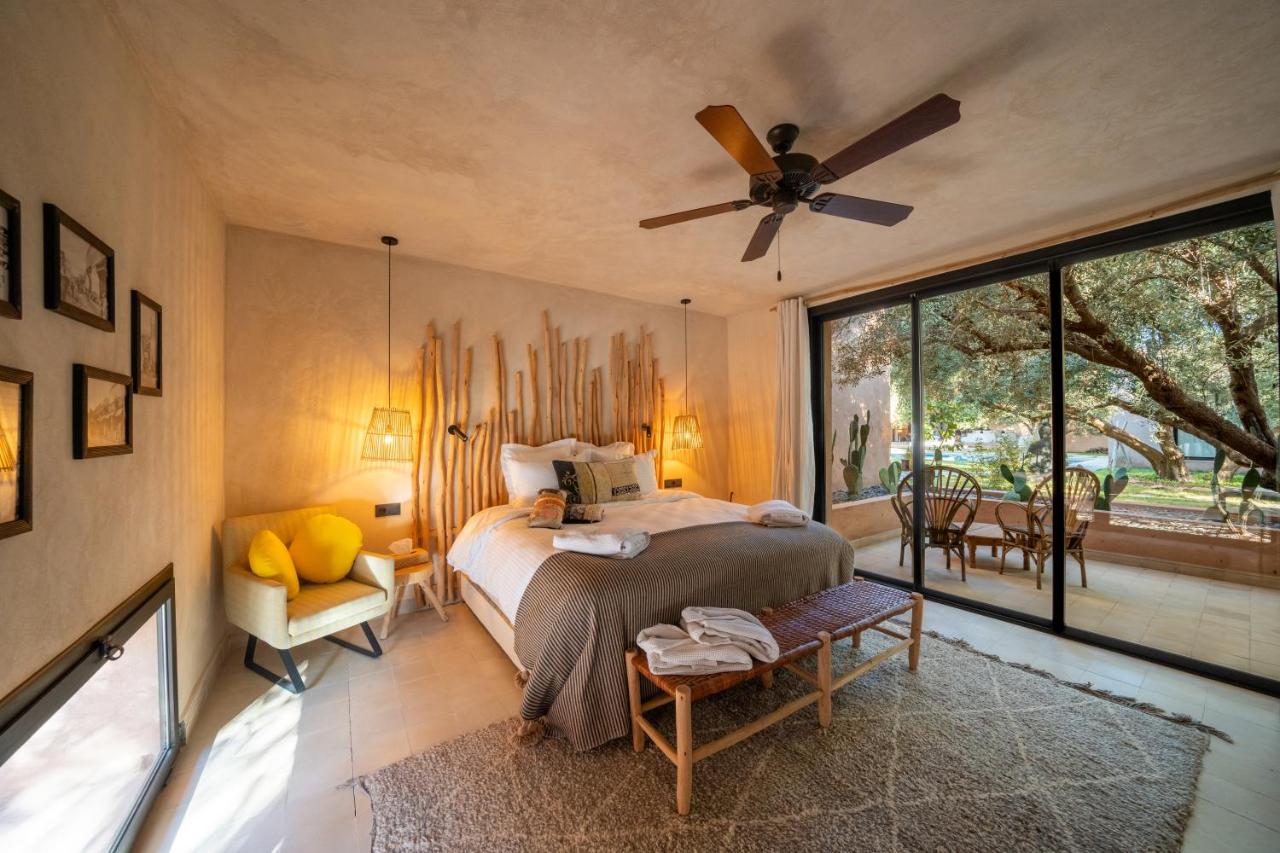 Zimmer mit Kingsize-Bett und Poolblick