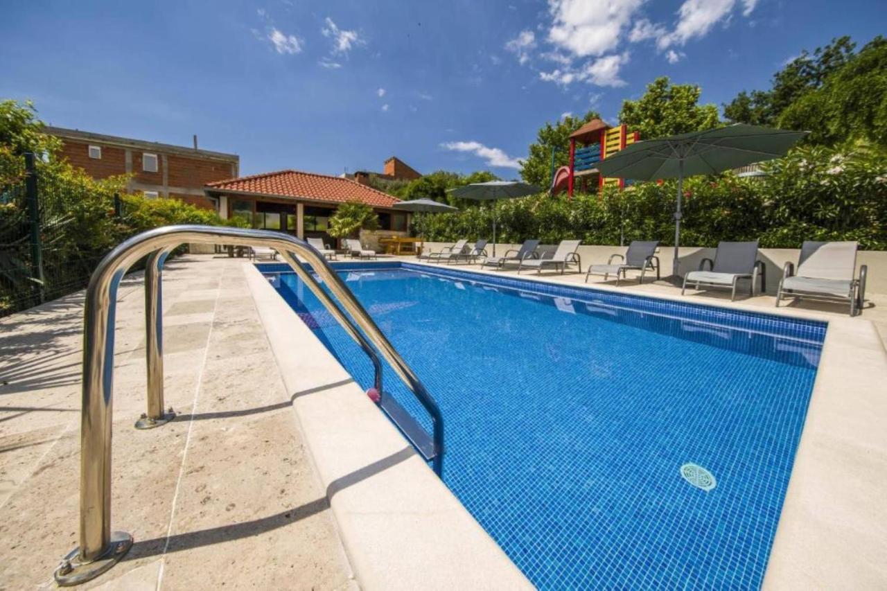 Holiday Home With Seven Bedrooms and Pool - Ferienwohnung Podstrana