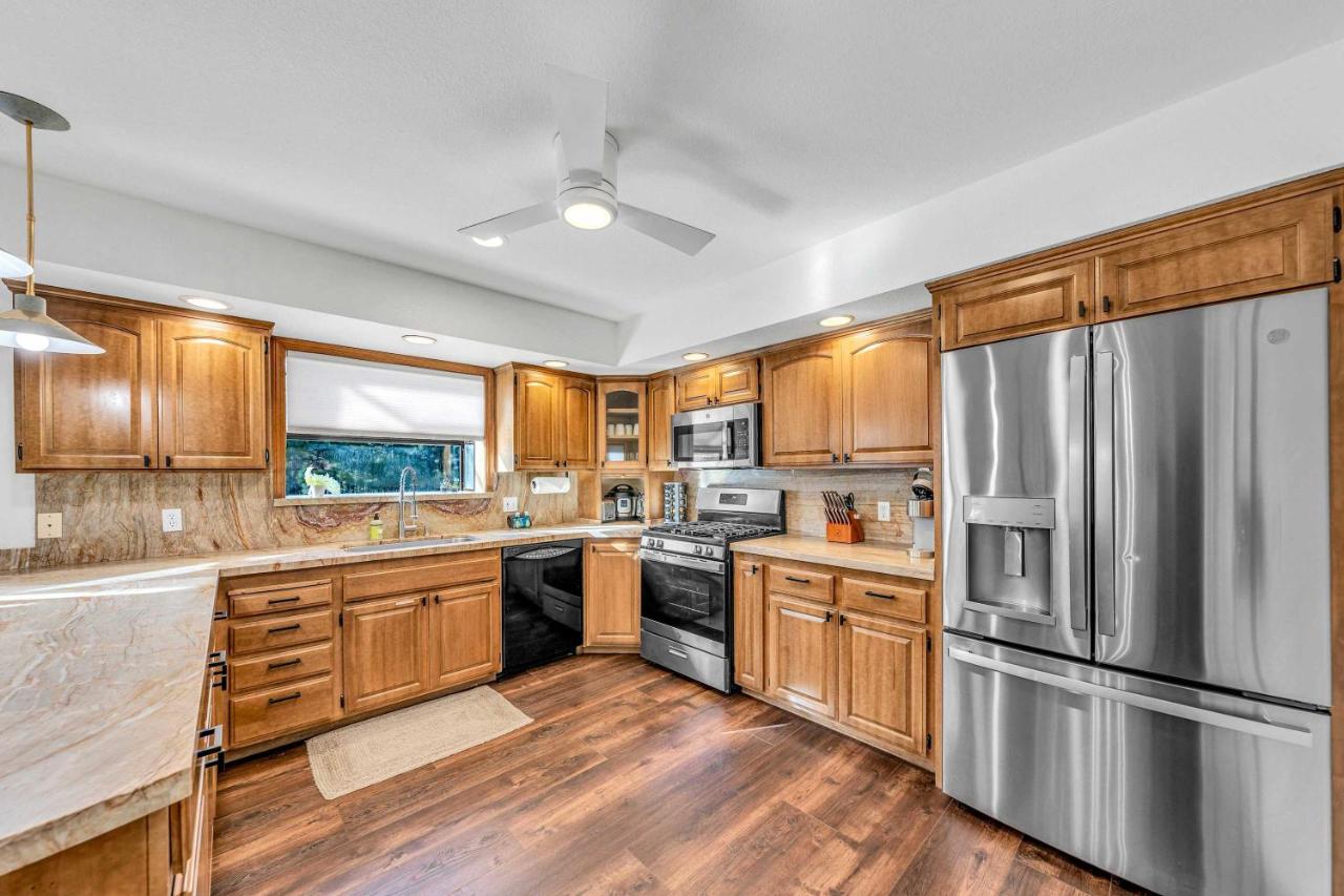 Tahoe Retreat with Decks and Separate Studio - B&B Tahoe Vista