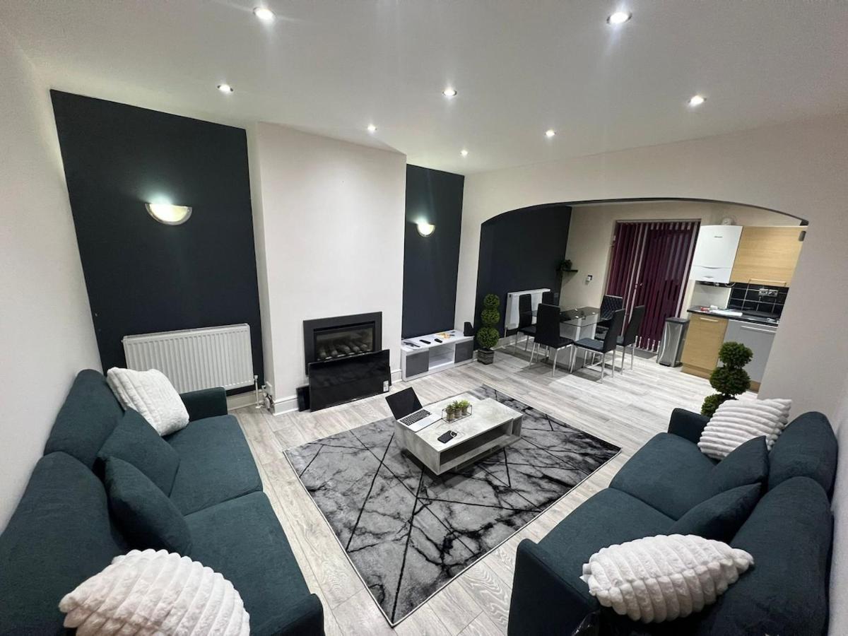 Newly Refurbed 5 Bed House for Contractors, Families & Relocation- Cosely Wolverhampton - B&B
