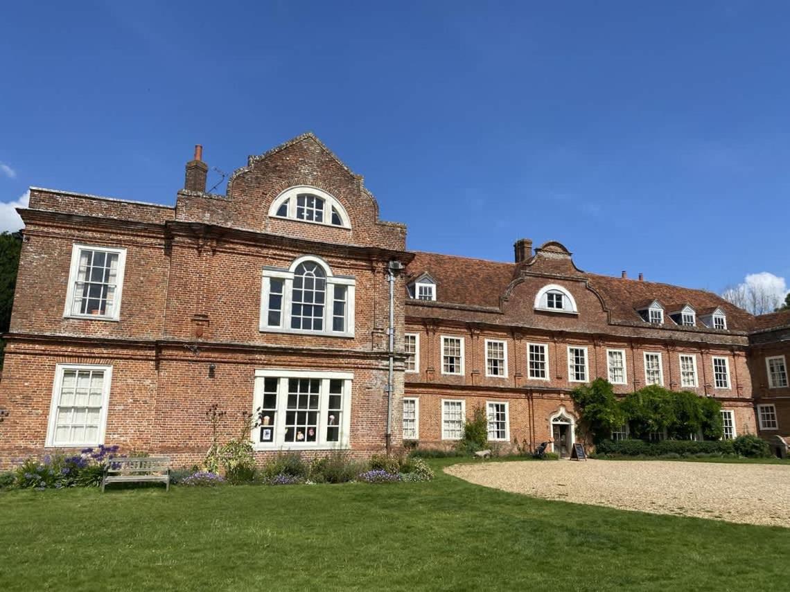 Cosy 3-Bedroom Serviced House with Free Fast WiFi and Parking for 2 Cars By Redwood Stays - Chambres d'hôtes Camberley
