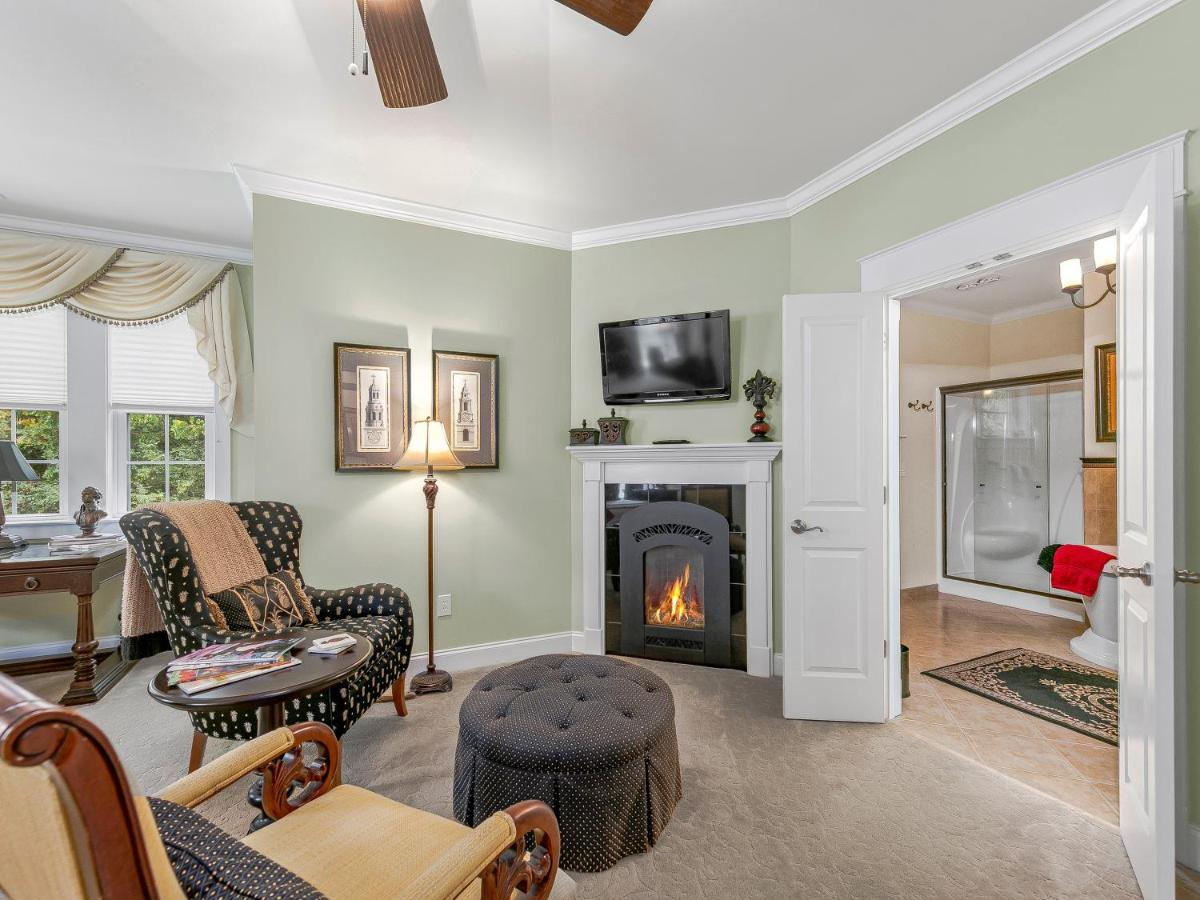 Zimmer mit Kingsize-Bett und Whirlpool