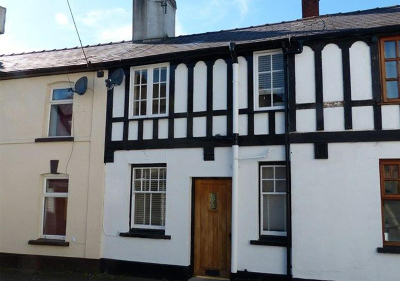 Charming newly renovated 3 bed cottage in Brecon town with private garden & pets welcome - B&B