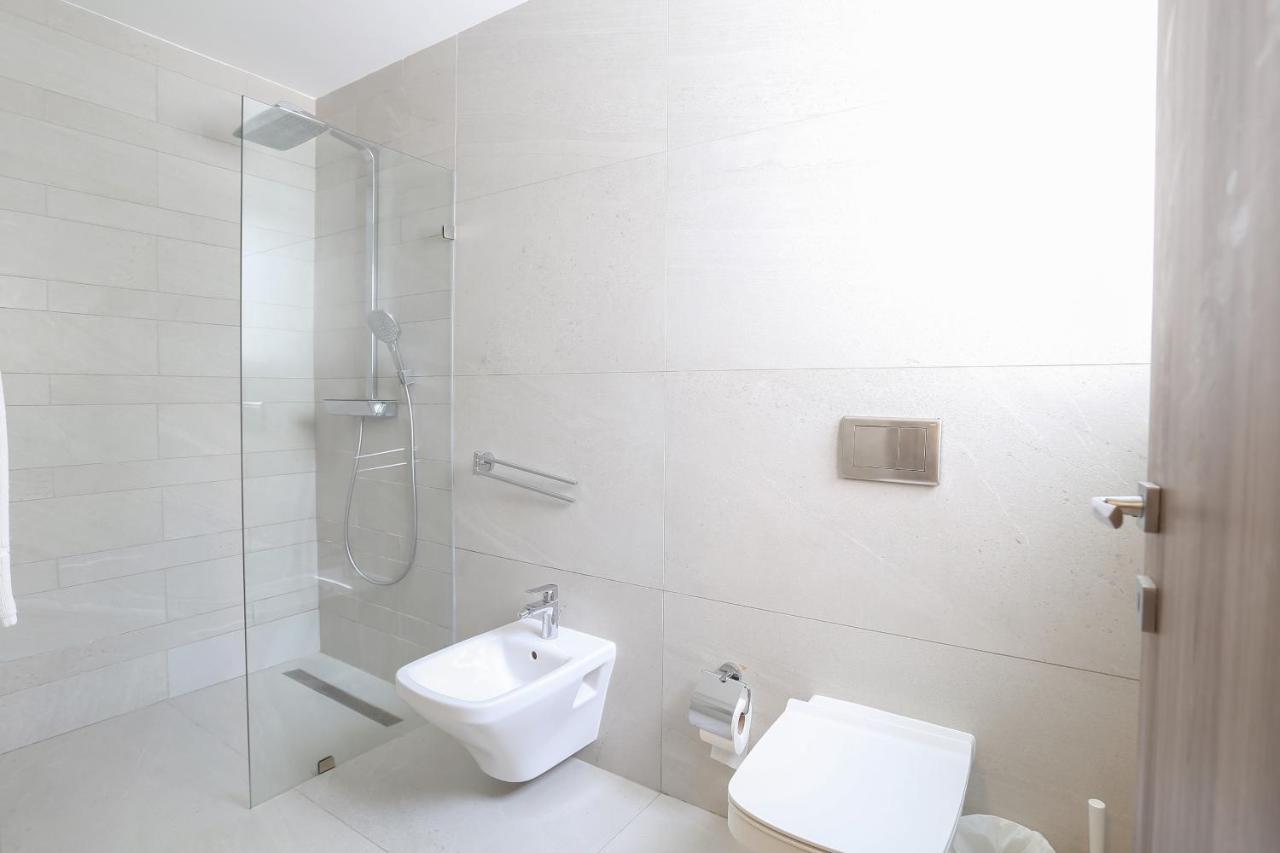 Appartamento con 2 Camere da Letto e Vista Piscina