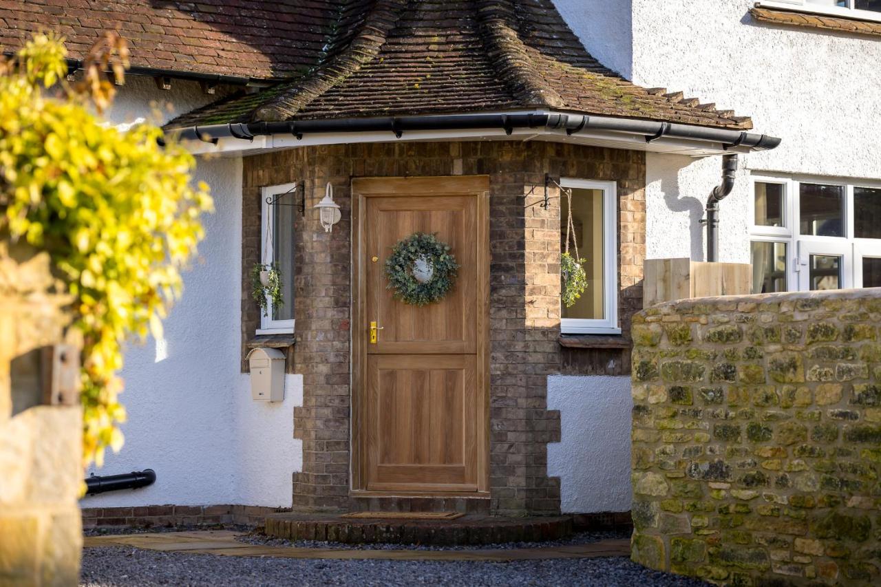 Broadway Country Chic Cottage - Bed and Breakfast