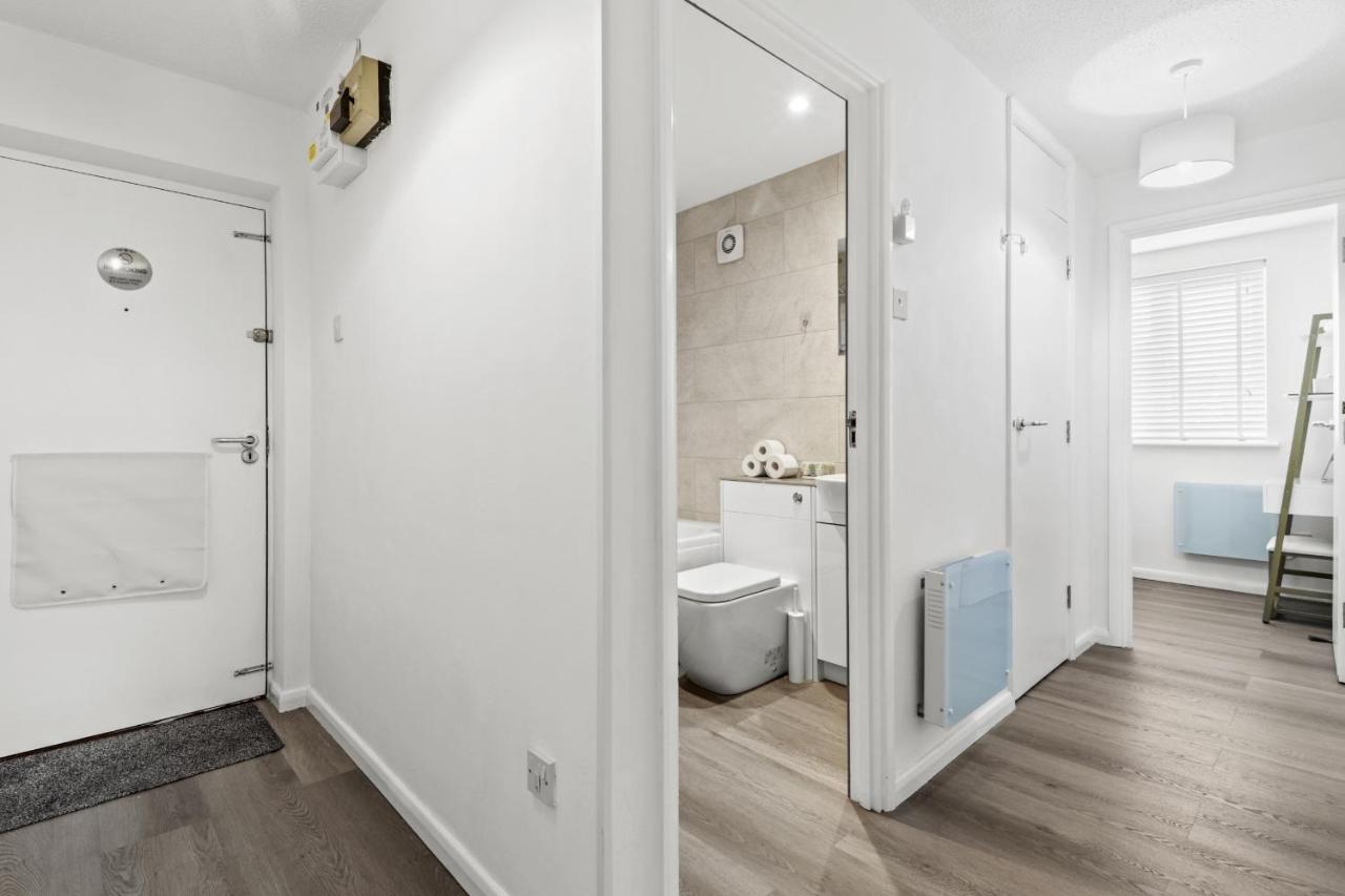2 Bedroom Serviced Apartment in Kettering Centre- Northampton, Sleeps 4, free parking, Wifi, Sky, Netflix - Bed and Breakfast