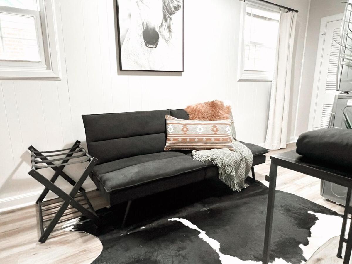 Abbott Retreat- 4min walk to TTU & 2 king beds - B&B Lubbock