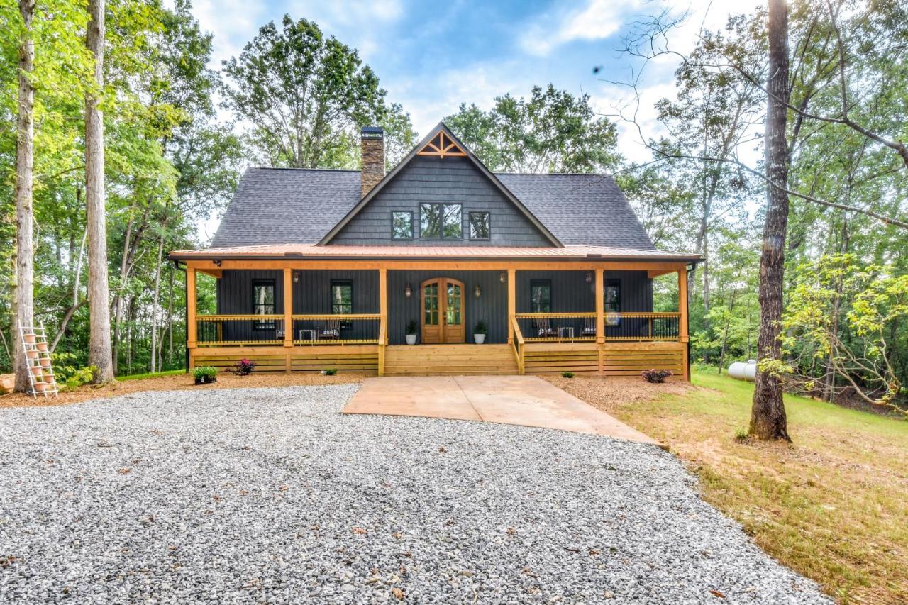 Luxurious Clarkesville Cabin with Decks and Fire Pit - B&B Clarkesville
