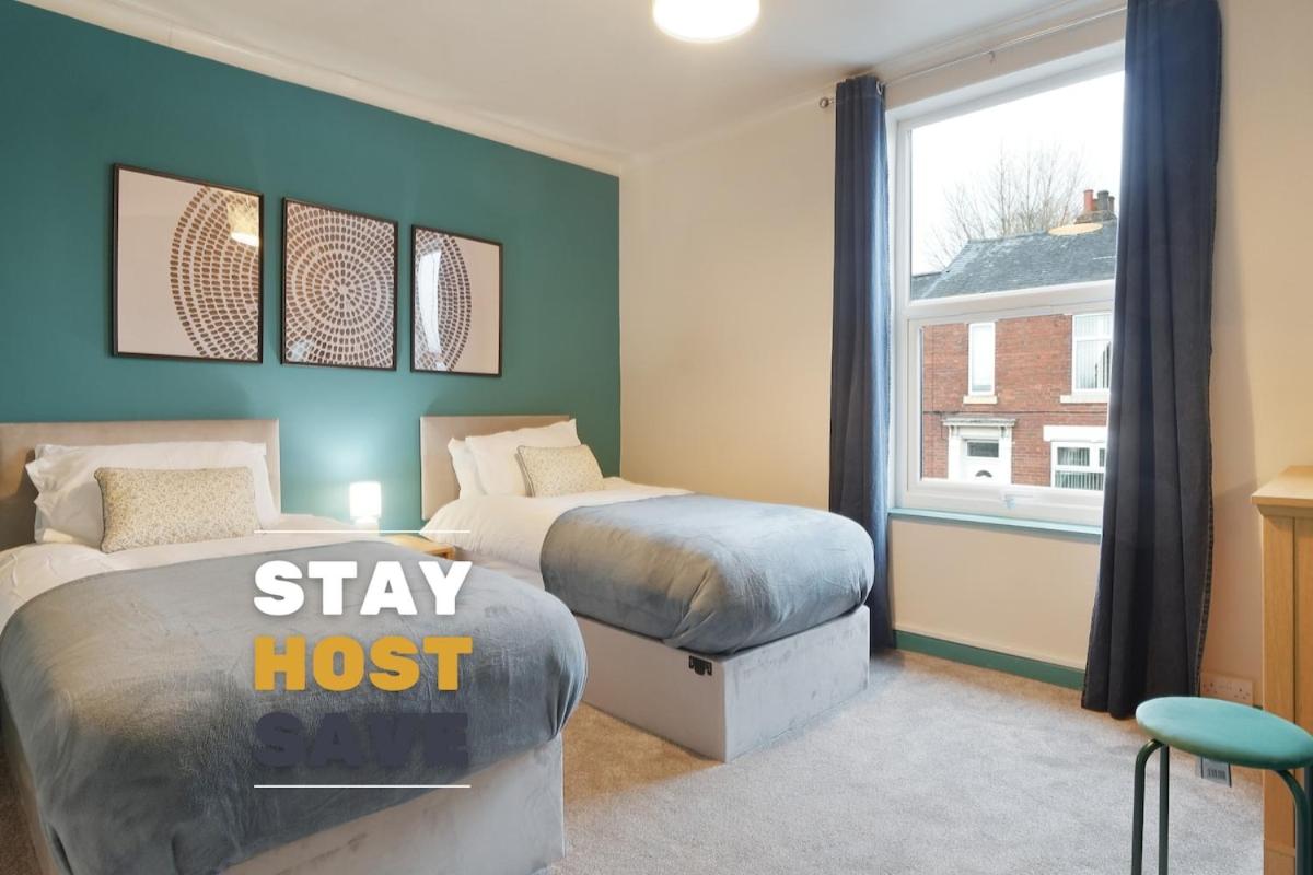Treeton - Brand New 3 Bed House, FREE Parking & Great for Groups - Hosted by Stay Host Save - Bed and Breakfast Treeton