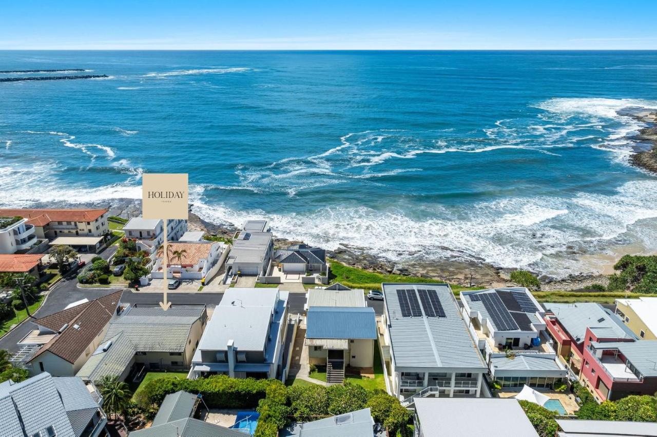 Little Palms - Oceanfront Escape Overlooking Yambas Iconic Convent Beach - Holiday Yamba - B&B Yamba