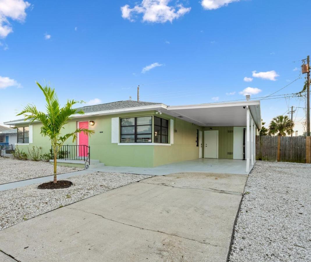 Family Friendly Home Near Beach and Downtown - Bed and Breakfast Clearwater