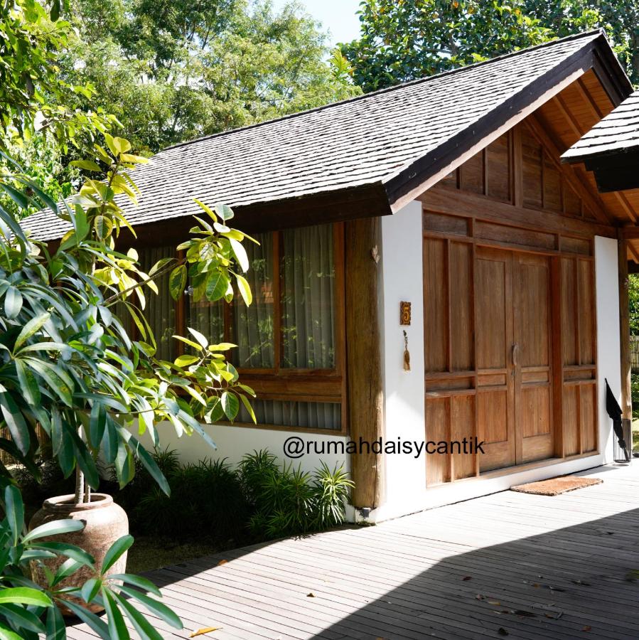 Villa Yellow - B&B Tambakboyo