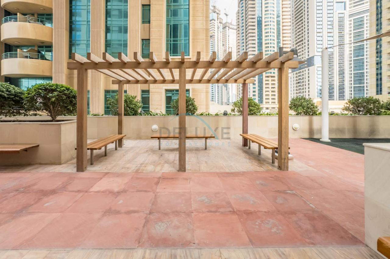 Upgraded 2BR with Partial Sea View Near to Dubai Tram, Elite Residence, Dubai Marina by Deluxe Holiday Homes - Chambres d'hôtes Dubaï
