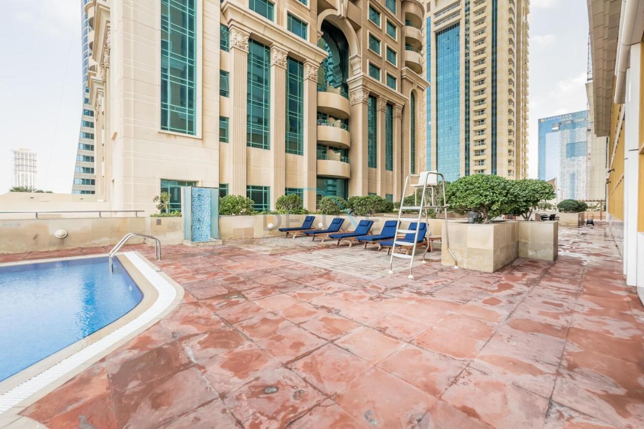 Upgraded 2BR with Partial Sea View Near to Dubai Tram, Elite Residence, Dubai Marina by Deluxe Holiday Homes - Chambres d'hôtes Dubaï