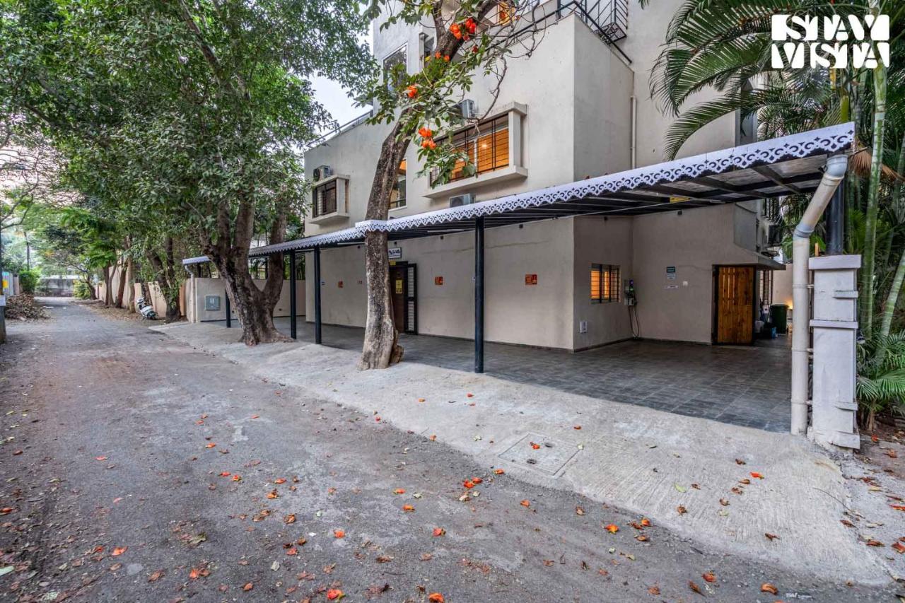 Serenity Skies Apartment with Pool by VEO - Part of StayVista - Chambres d’hôtes Nashik
