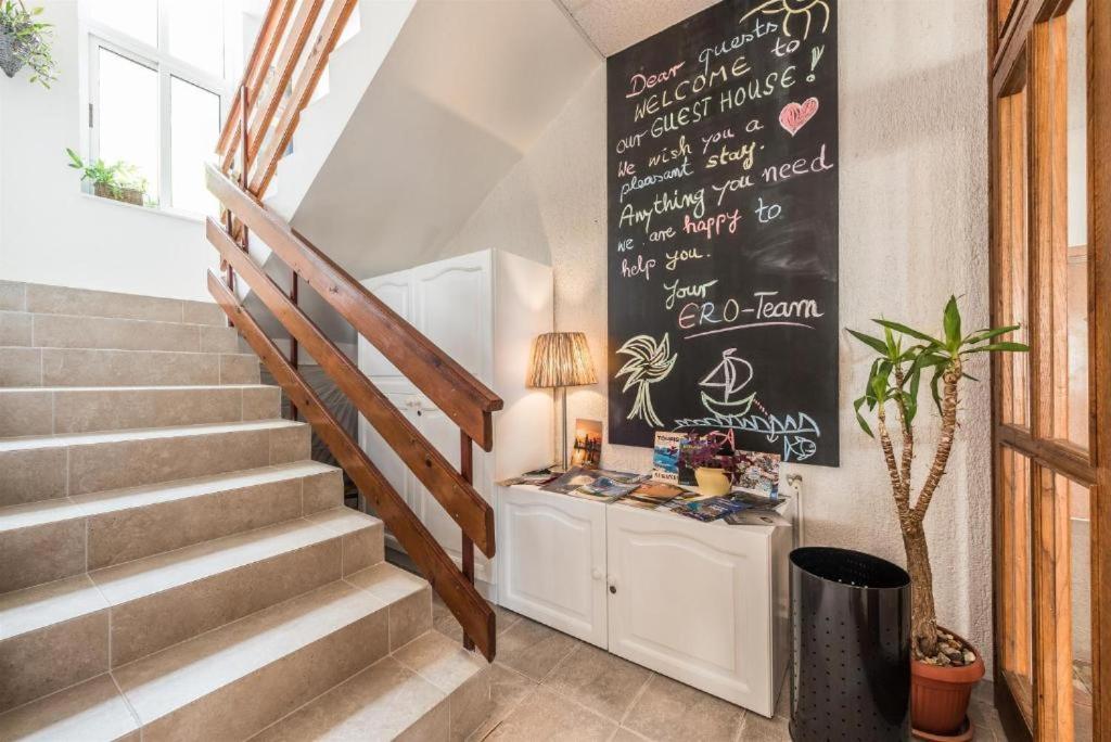 Big apartment with sea view Ero - B&B Sukošan