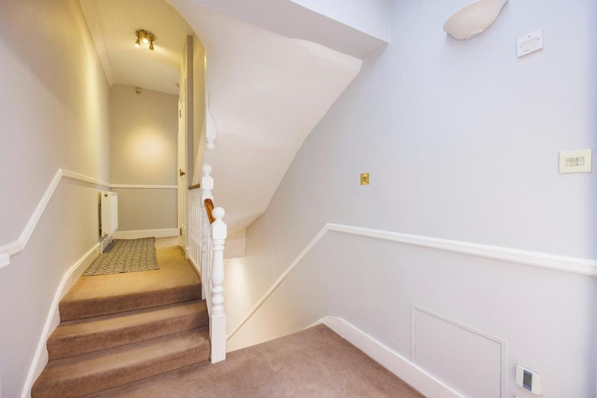6 Bedroom West London Home, Acton, Free Parking , Pool Table , 75 inch TV, Sleeps 11 Offers - B&B