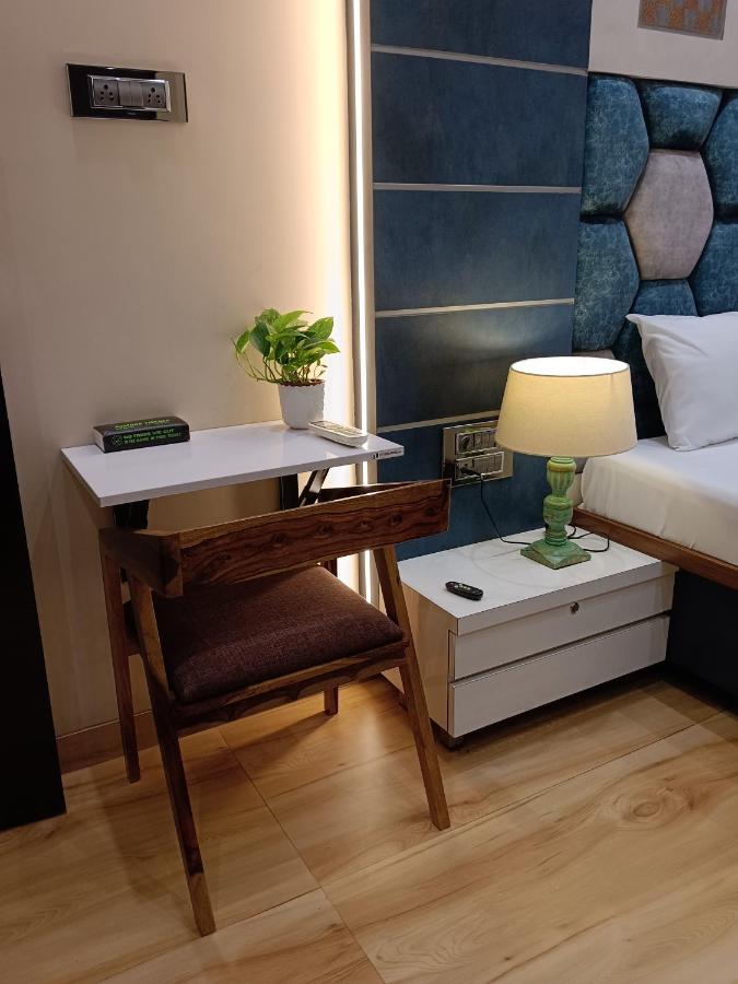 Habitación con cama extragrande y vistas a la montaña