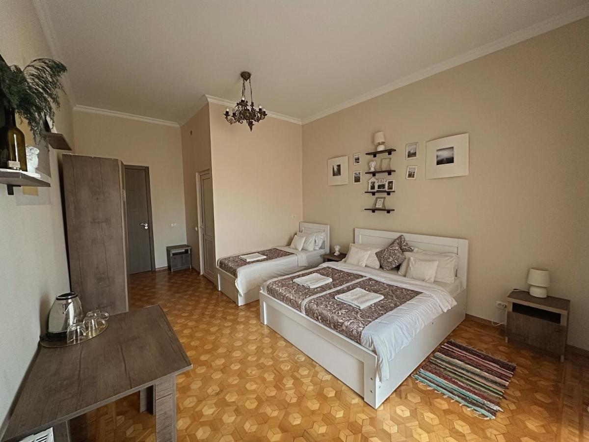Dreibettzimmer mit Balkon