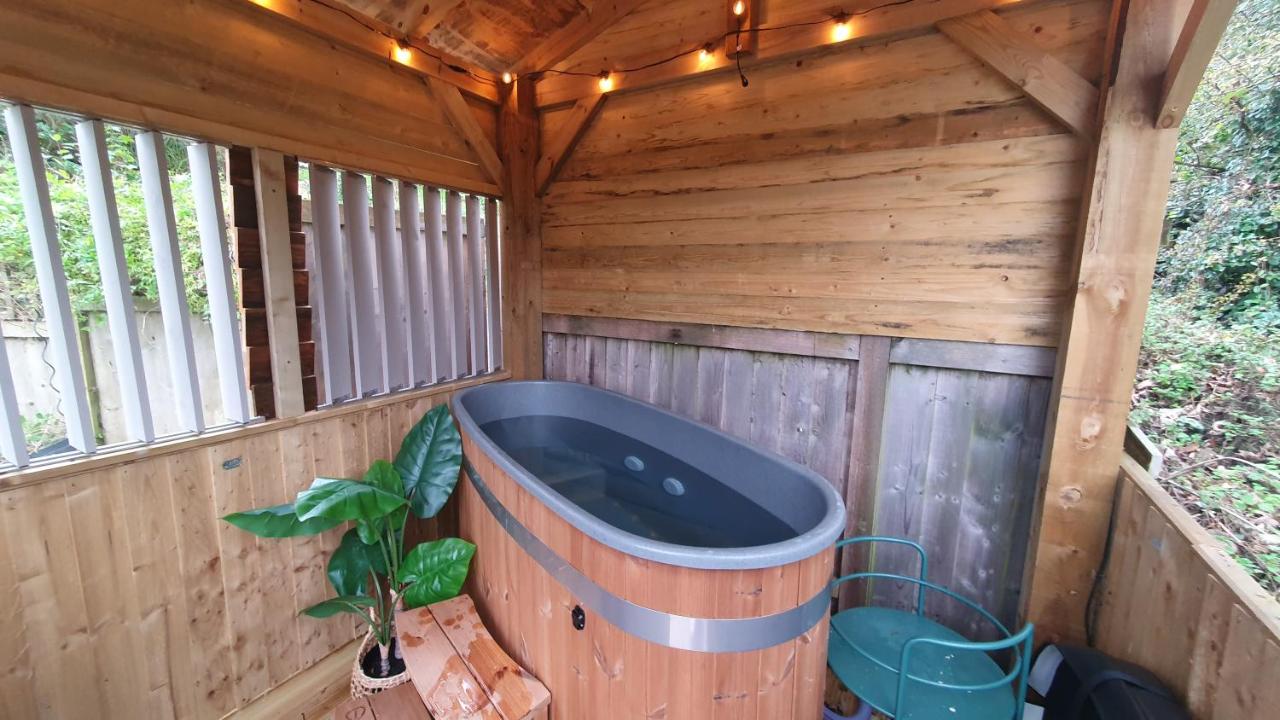 Bijou Coastal Apartment in Polperro With Hot Tub, Onsite Parking 5 min Downhill Walk To Village - Chambres d'hôtes Polperro