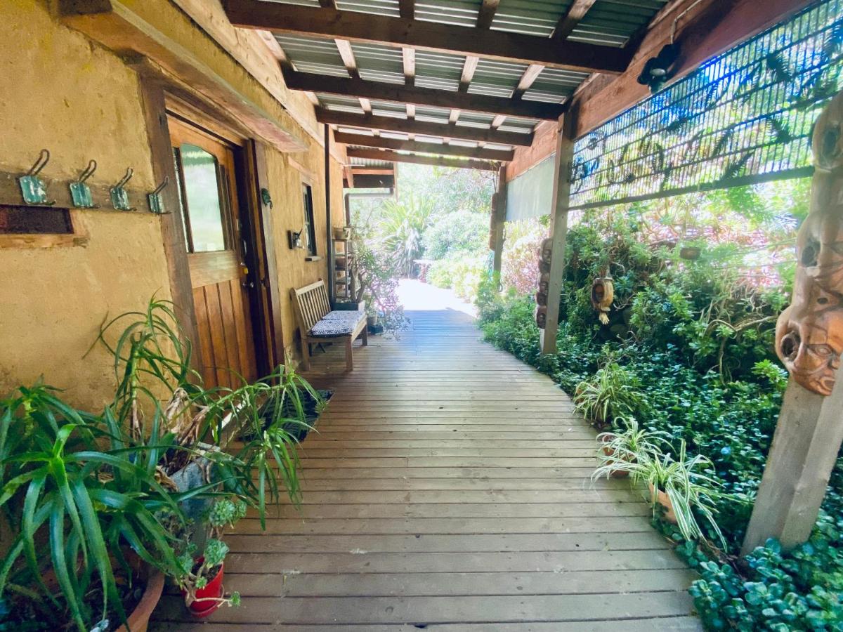 Large Two-Bedroom Cottage with Private Hot Tub - Saturna
