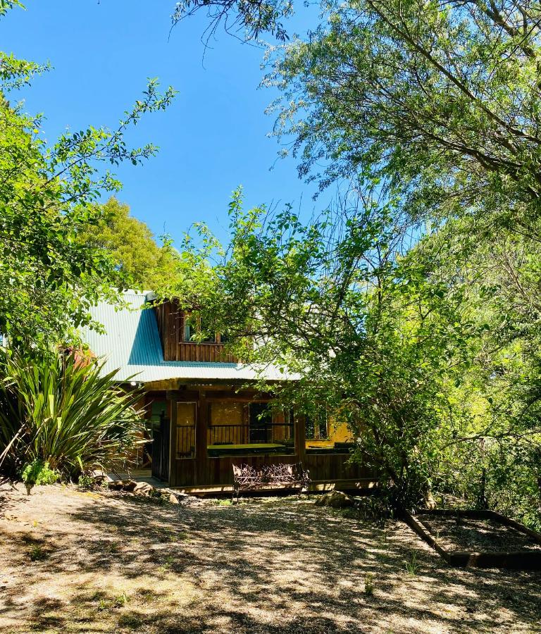 Large Two-Bedroom Cottage with Private Hot Tub - Saturna