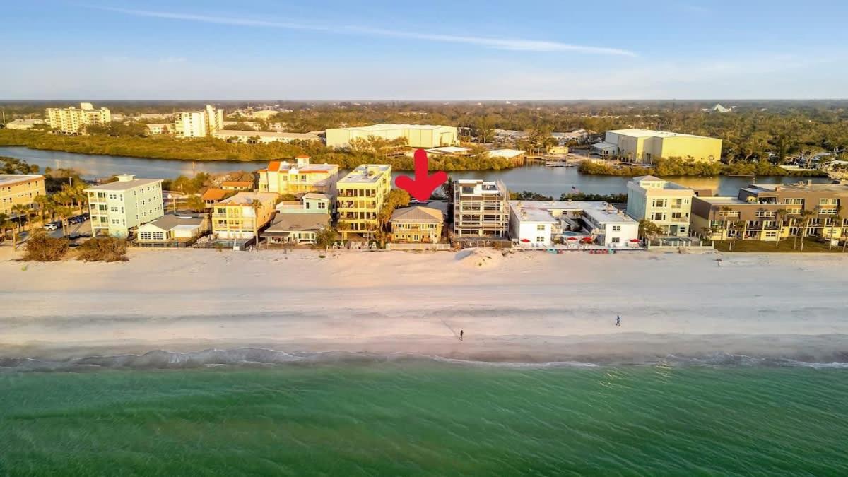 Stones Throw Beachside Bungalow #1 ON THE BEACH - Bed and Breakfast Clearwater Beach