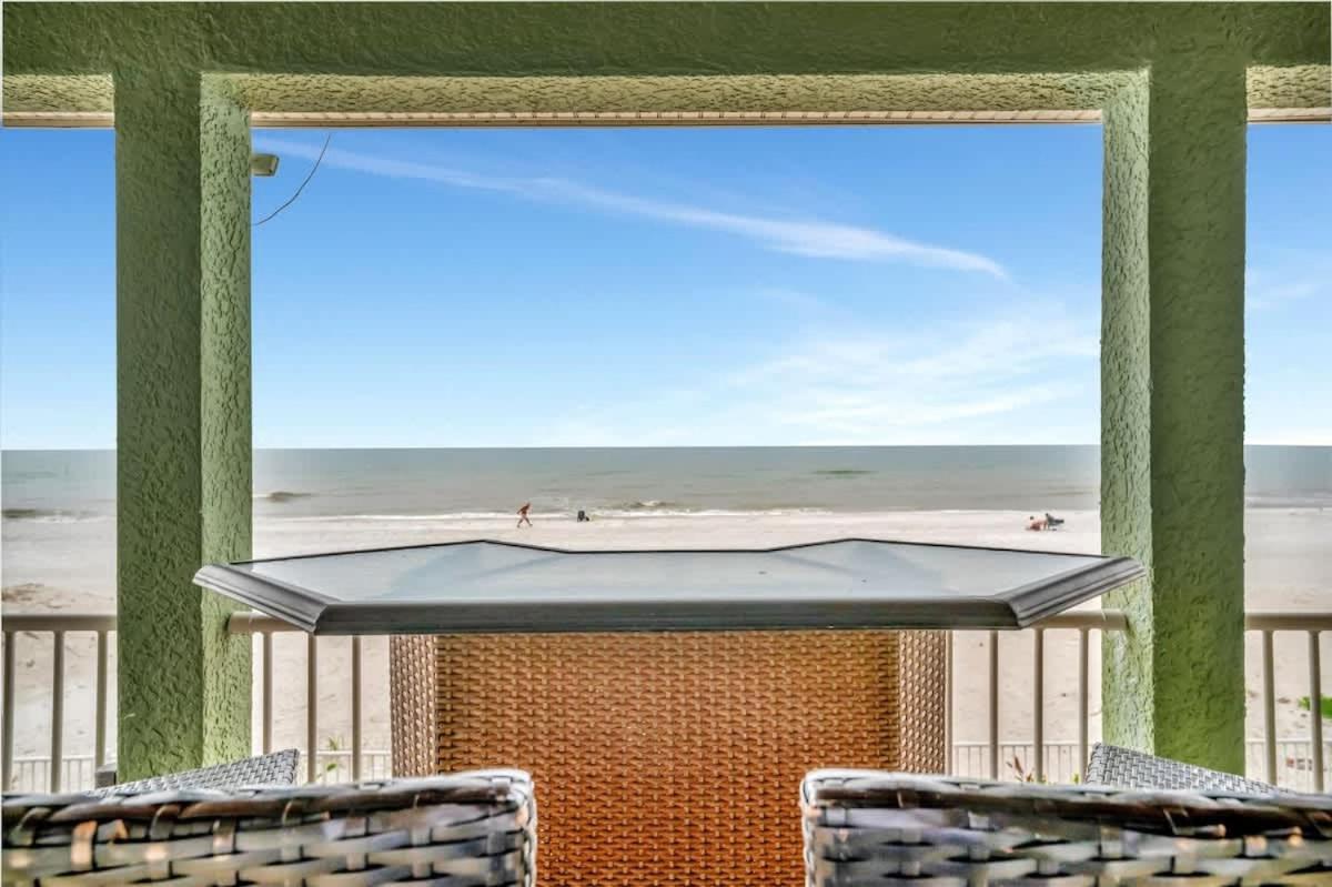 Stones Throw Beachfront Premier Suite #4 VIEWS - Ferienwohnung Clearwater Beach
