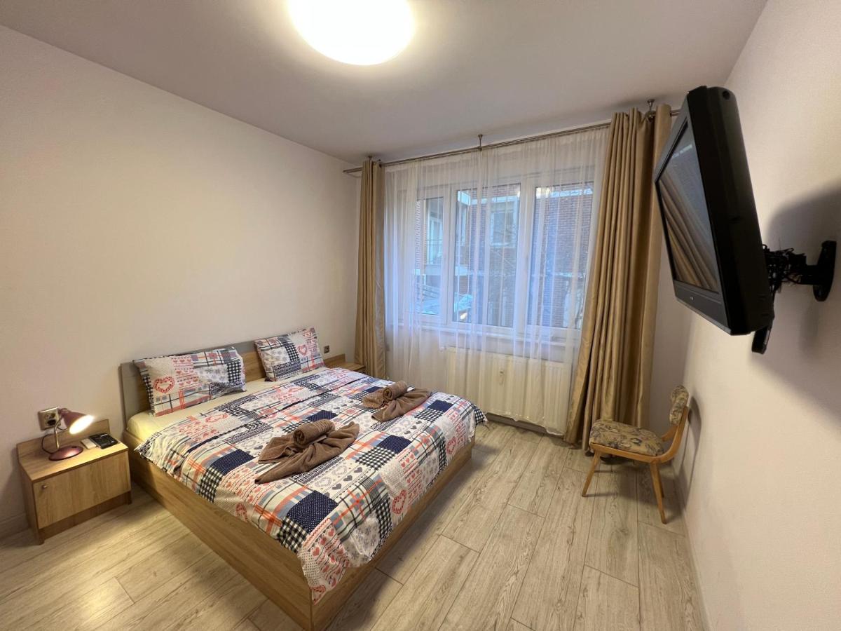 Miami 2BDR Central Apt near Vitosha BLVD w Wifi - Bed and Breakfast Sofia