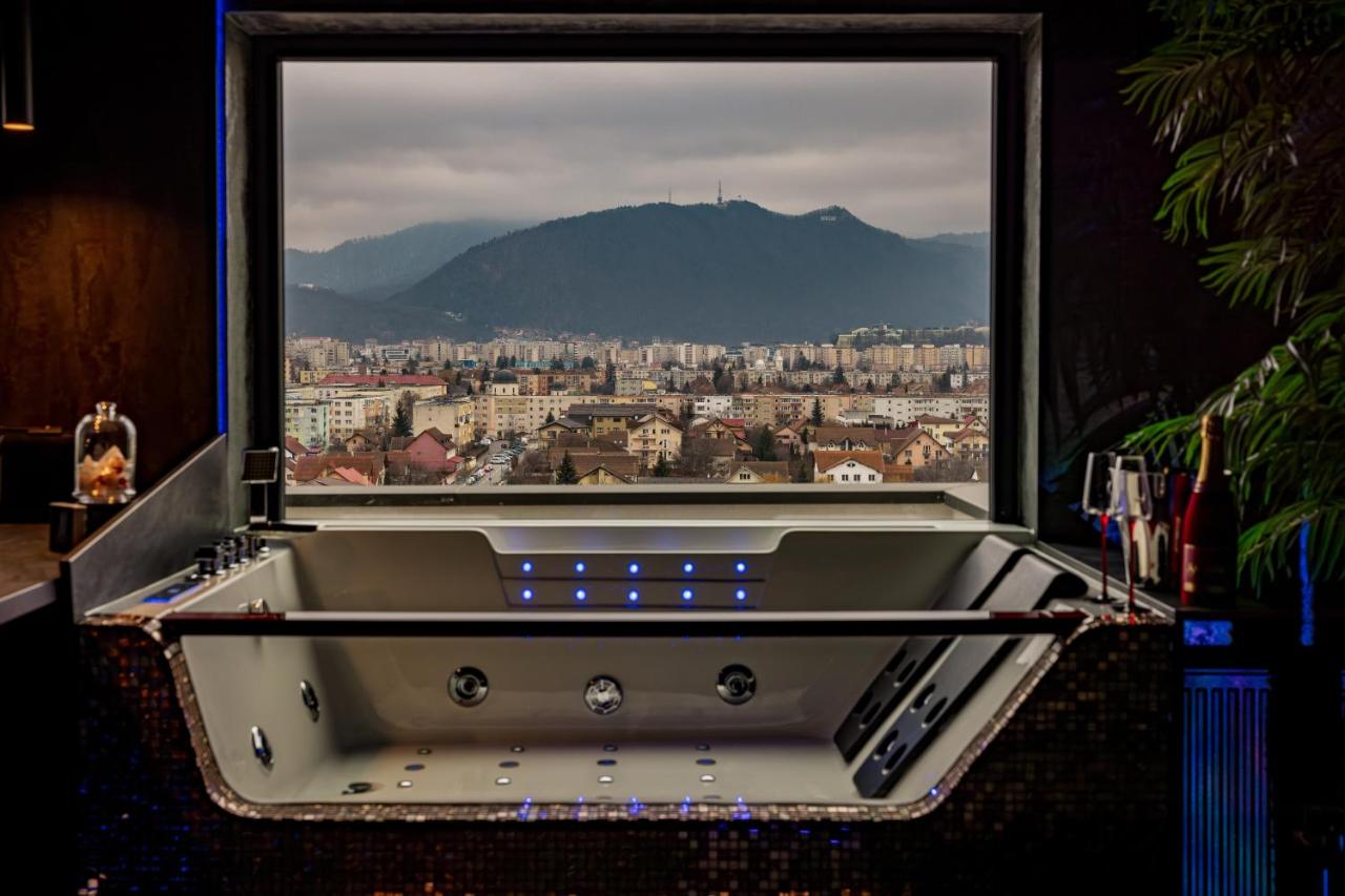 Virtual Dreamscape Apartment with Jacuzzi - B&B Braşov