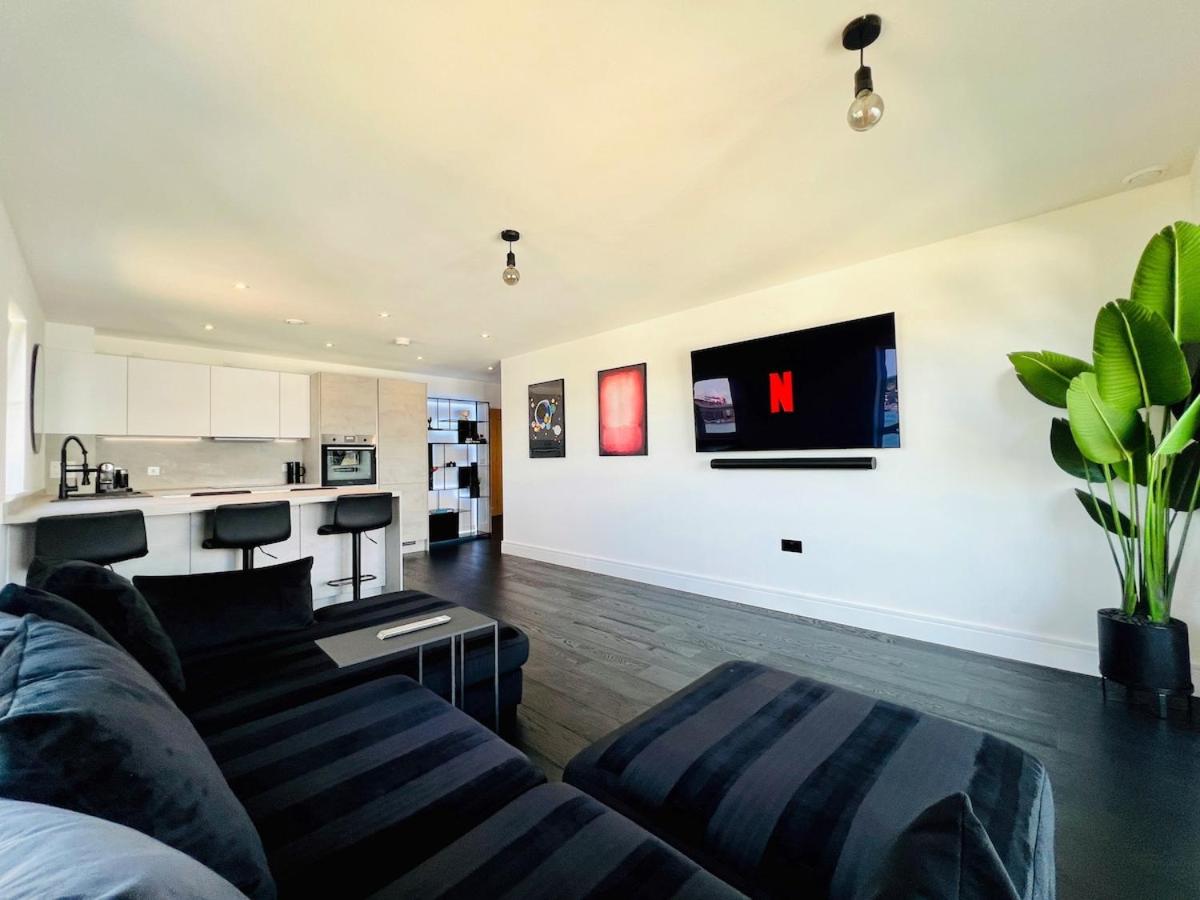 Upscale Contemporary Apartment - River Views - Bed and Breakfast