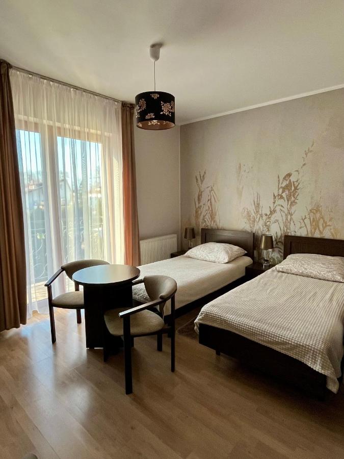 Doppel-/Zweibettzimmer mit Balkon