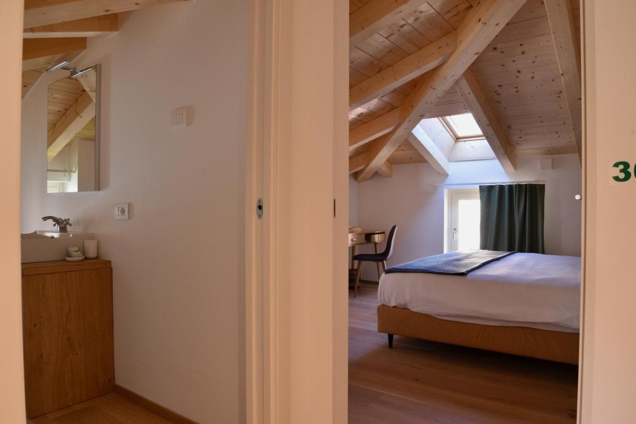 Deze driepersoonskamer heeft een gedeelde badkamer.