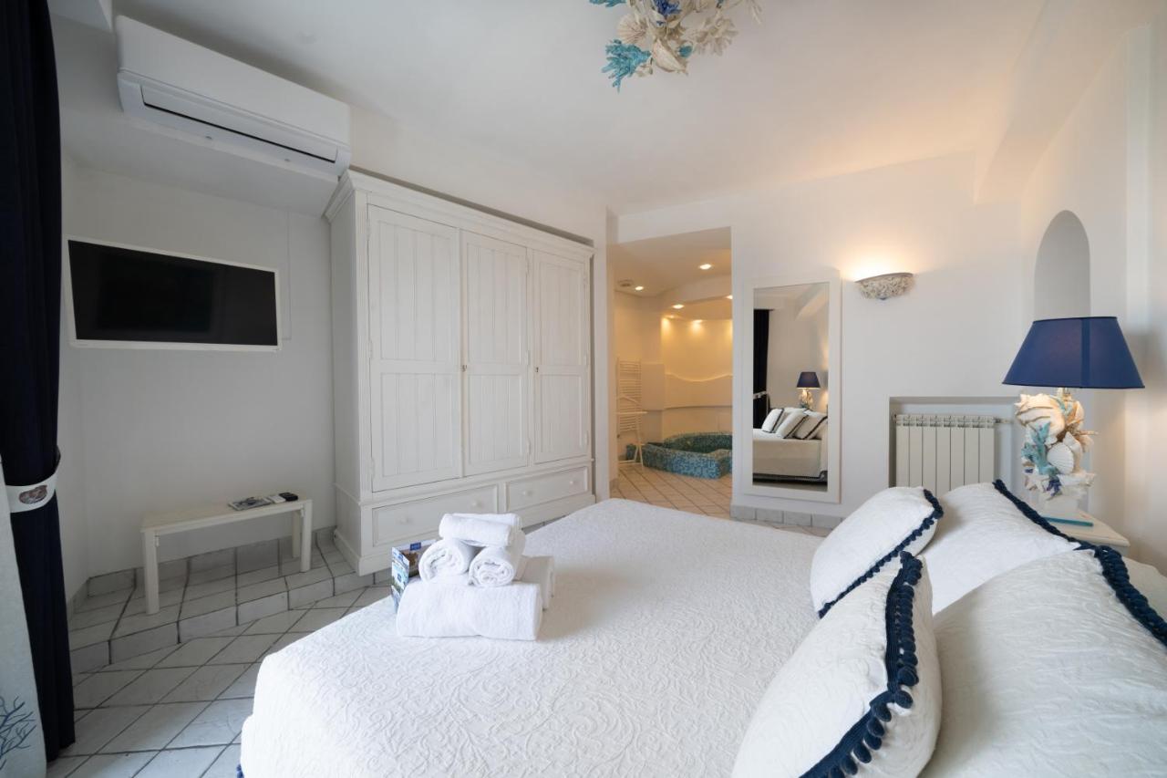 Zimmer mit Kingsize-Bett und Whirlpool