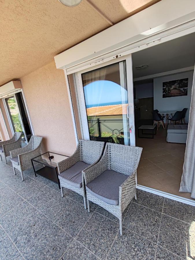 Appartement met 1 slaapkamer, een terras en uitzicht op zee.